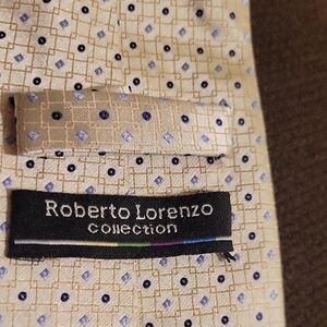 Robert Lorenzo Collection 100% P Micro Fiber Beige and Blue Patterned Neck Tie